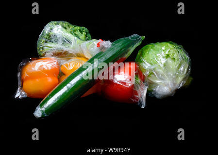 Les légumes dans des emballages en plastique Banque D'Images