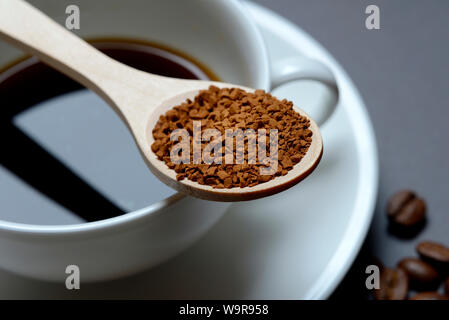 Dans Instantkaffee Kaffeetasse auf Loeffel, Coffea arabica Banque D'Images