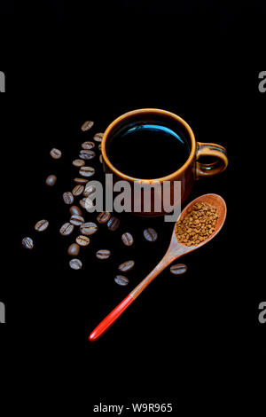Kaffee dans Kaffeetasse Kaffeebohnen Loeffel, und mit Instantkaffee, Coffea arabica Banque D'Images