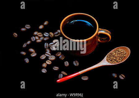 Kaffee dans Kaffeetasse Kaffeebohnen Loeffel, und mit Instantkaffee, Coffea arabica Banque D'Images