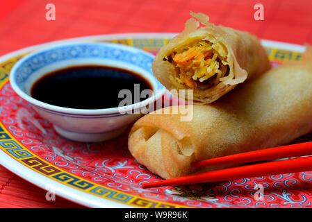 Des rouleaux de printemps et sauce de soja Banque D'Images