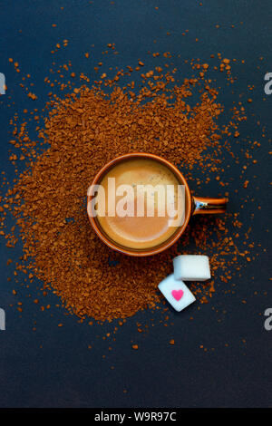 Tasse de café, le café instantané, Coffea arabica, des morceaux de sucre Banque D'Images