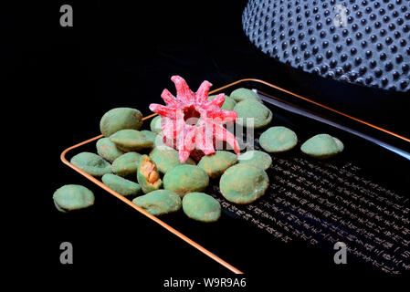 Cacahuètes au wasabi et à la fleur d'hibiscus confite Banque D'Images