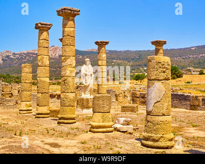 Vestiges de la basilique principale et la statue de l'empereur romain Trajan en Baelo Claudia Site archéologique. Tarifa, Cadix. L'Andalousie, espagne. Banque D'Images