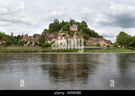 Village de Limeuil, France. Vue pittoresque du village de Limeuil avec la Dordogne à l'avant-plan. Banque D'Images