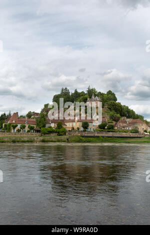 Village de Limeuil, France. Vue pittoresque du village de Limeuil avec la Dordogne à l'avant-plan. Banque D'Images