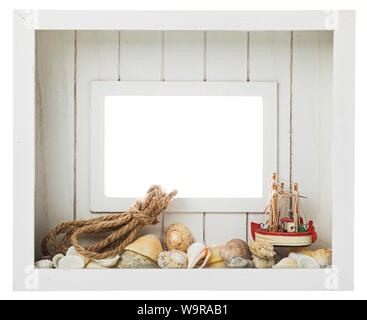 Cadre photo blanc en bois avec décoration maritime comme les coquillages, escargots de mer, modèle de bateau de pêche et d'acier isolé avec chemin de détourage sur blanc b Banque D'Images