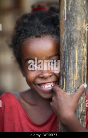 Belle fille de Morondava, Madagascar. En raison d'une crise politique Madagascar figure parmi les pays les plus pauvres dans le monde Banque D'Images