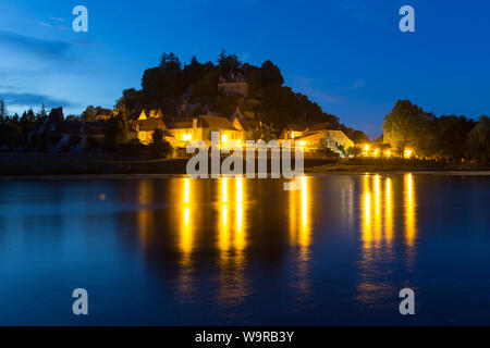 Village de Limeuil, France. Vue de nuit de la pittoresque village de Limeuil avec la Dordogne à l'avant-plan. Banque D'Images