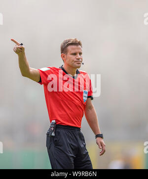 Mannheim, Deutschland. Août 11, 2019 dr. de l'arbitre. Felix BRYCH, le geste, le geste, le soccer DFB Pokal, 1er tour, le Waldhof Mannheim (MA) - l'Eintracht Francfort (F) 3 : 5, le 11.08.2019 à Mannheim/Allemagne. DFL règlement interdit toute utilisation des photographies comme des séquences d'images et/ou quasi-vidéo # # #  utilisée dans le monde entier : dpa Crédit/Alamy Live News Banque D'Images