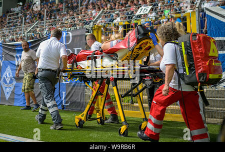 Mannheim, Deutschland. Août 11, 2019. Fonction, Rettungssanitaeter en action, Football DFB Pokal, 1er tour, le Waldhof Mannheim (MA) - l'Eintracht Francfort (F) 3 : 5, le 11.08.2019 à Mannheim/Allemagne. DFL règlement interdit toute utilisation des photographies comme des séquences d'images et/ou quasi-vidéo # # #  utilisée dans le monde entier : dpa Crédit/Alamy Live News Banque D'Images