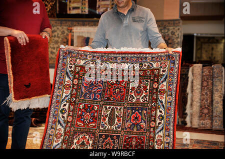 Tapis vendeur montrant des produits, Iran Banque D'Images