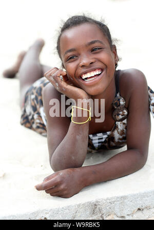 Belle fille de Morondava, Madagascar. En raison d'une crise politique Madagascar figure parmi les pays les plus pauvres dans le monde Banque D'Images