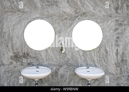 Deux lavabos avec deux miroir sur le mur de béton Banque D'Images