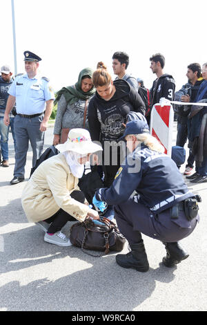 Bregana, la Slovénie - 20 septembre 2015 : La police contrôle de réfugiés syriens à la frontière slovène avec la Croatie. Les migrants sont en attente de l'ua Banque D'Images