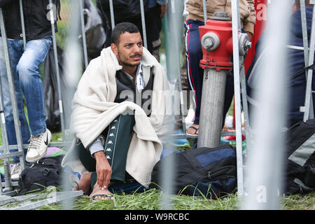 Bregana, la Slovénie - 20 septembre 2015 : les réfugiés syriens à la frontière slovène avec la Croatie. Les migrants sont en attente pour les autorités d'ouvrir e Banque D'Images