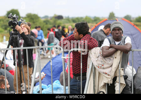 Bregana, la Slovénie - 20 septembre 2015 : les réfugiés à la frontière slovène avec la Croatie. Les migrants sont en attente pour les autorités d'ouvrir la borde Banque D'Images