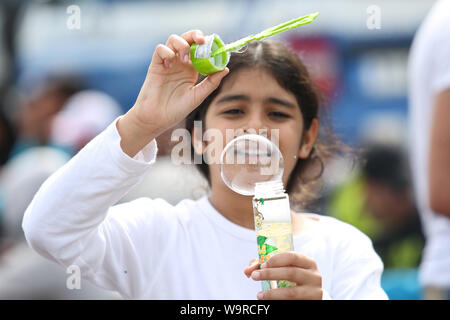 Bregana, la Slovénie - 20 septembre 2015 : une république girl blowing bubbles sur la frontière slovène avec la Croatie. Banque D'Images