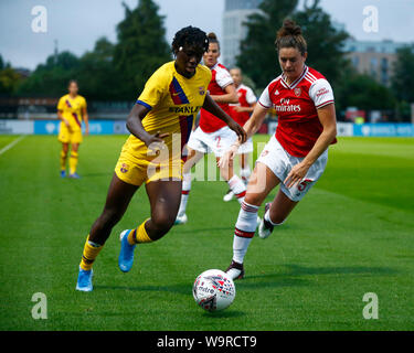 Boreham Wood (Royaume-Uni). 14Th Aug 2019. Manchester, Angleterre - 14 août : L-R de Oshoala Asisat Femeni FC Barcelone bat Jennifer Beattie d'Arsenal lors de la pré-saison match amical entre Arsenal et Barcelone Femmes à Meadow Park le 14 août 2019 à Borehamwood, Angleterre. Action Crédit : Foto Sport/Alamy Live News Banque D'Images