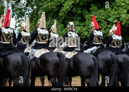 Hyde Park, London, UK. 15 août 2019. Les membres de la cavalerie de famille pratiquant sur Rotton Ligne dans Hyde Park. Un soldat a son casque manquant de panache. Crédit : Matthieu Chattle/Alamy Live News Banque D'Images