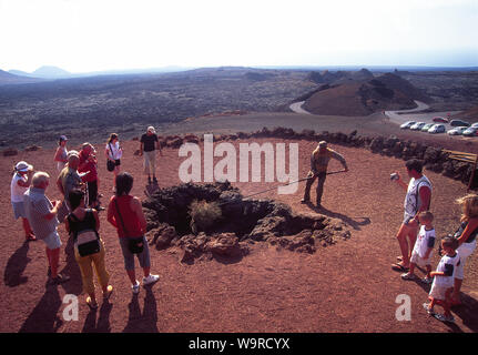 Les touristes à Islote de Hilario. Le Parc National de Timanfaya, Lanzarote, îles Canaries, Espagne. Banque D'Images