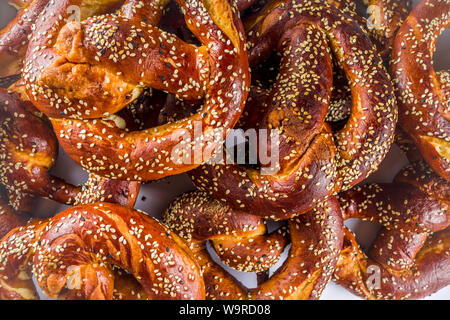 Beaucoup de bretzels sur un fond blanc. La mise en page simple modèle, vue du dessus Banque D'Images