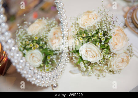 Le contraire de roses mariage tombe dans le miroir. La robe robe de mariage.Le miroir de la rose est mirror Banque D'Images