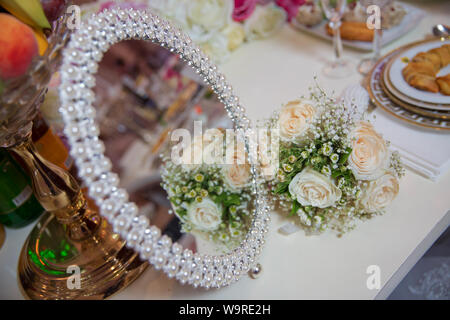 Le contraire de roses mariage tombe dans le miroir. La robe robe de mariage.Le miroir de la rose est mirror Banque D'Images