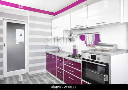 Cuisine intérieur en mauve, blanc et gris. Cuisine très tendance. l'aménagement de la salle d'ultraviolet Home intérieur moderne Banque D'Images