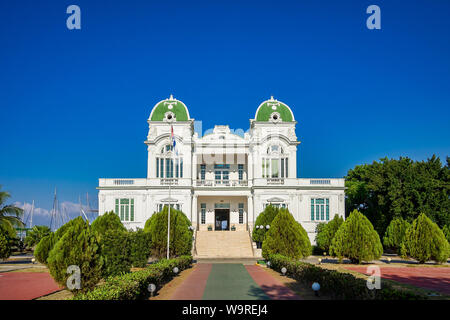 Cienfuegos yacht club et marina, club Palace donne sur le Malecon près de Punta Gorda, Cienfuegos, Cuba Banque D'Images