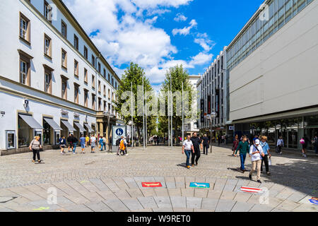 Stuttgart, Allemagne, le 14 août 2019, le boulevard commerçant populaire de koenigstrasse offrant de nombreuses possibilités d'achats pour les gens de tout intérêt Banque D'Images