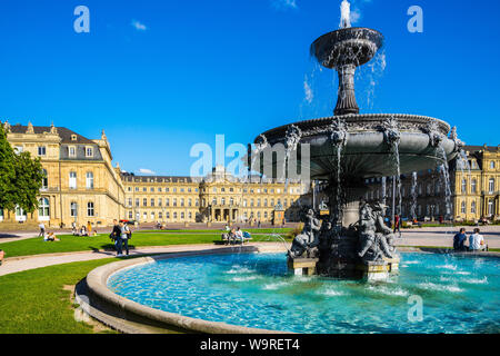 Stuttgart, Allemagne, le 14 août 2019, l'eau turquoise dans l'ancienne fontaine sur la place du palais en face de New Castle Building, un très populaire moi Banque D'Images