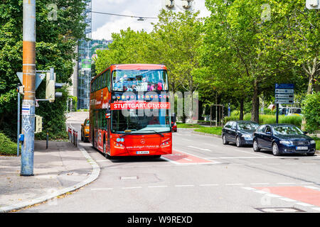 Stuttgart, Allemagne, le 14 août 2019, bus à impériale rouge avec open top pour les touristes de faire, hop on hop off à travers le centre-ville s'informa Banque D'Images