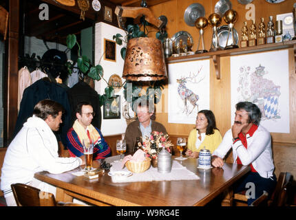 Sepp Maier, ehemaliger deutscher Fußballtorwart, mit Freunden im Wirthaus, rechts Tiriac Ion ( ?), France 1986. L'ancien gardien allemand Sepp Maier avec ami dans un restaurant, joueur de tennis droite Tiriac Ion ( ?), de l'Allemagne . Banque D'Images