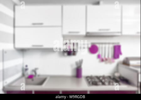 Cuisine intérieur floue en mauve, blanc et gris. Cuisine très tendance. l'aménagement de la salle d'ultraviolet Home intérieur moderne Banque D'Images