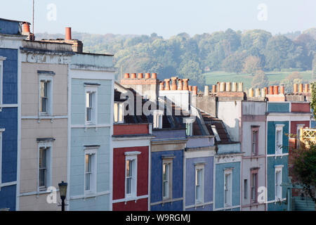 Plusieurs couleurs des maisons mitoyennes à Clifton Bois. Bristol. UK. Banque D'Images