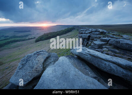Coucher de soleil sur Stanage Edge. Parc national de Peak District. Le Derbyshire. UK. Banque D'Images