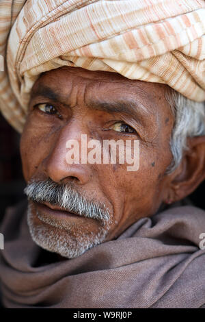 Vieux homme Rajasthani traditionnelle avec turban et moustache à Jaisalmer, Inde Banque D'Images