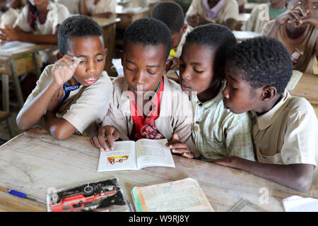 Les élèves à l'école primaire à Morondava, Madagascar. En raison de la crise politique à Madagascar est parmi les pays les plus pauvres du monde Banque D'Images