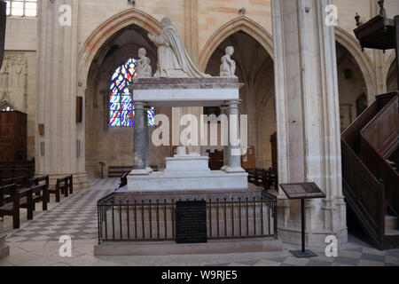 Tombeau de Louis XI, est mort en 1483, la Basilique Notre-Dame de Cléry, Clery-Saint-Andre, Loire, France Juillet 2019 Banque D'Images