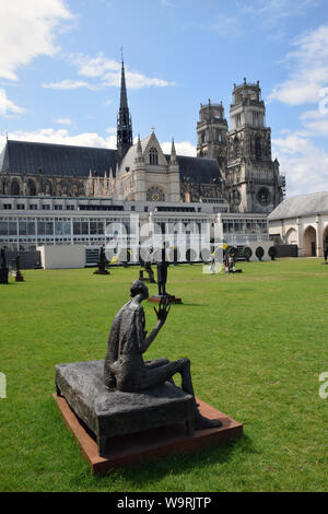 Marc Petit sculptures à Campo Santo cloîtres, Orléans, Loire, France Juillet 2019. Cathédrale Sainte-Croix dans l'arrière-plan Banque D'Images