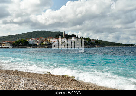 Petite ville touristique Primosten sur la côte Dalmate en Croatie. Banque D'Images