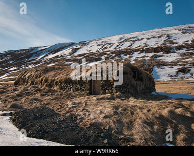 Maison de tourbe traditionnelle sur un pré en Islande. Photo à partir de mars Banque D'Images