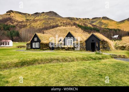 Vue typique de l'Islandais turf-haut maisons dans le village de Skogar, sud de l'Islande, l'Europe. Banque D'Images