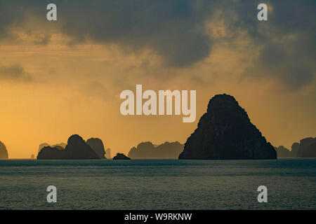 Asie, Asie, Asie du Sud-Est, le Vietnam, Province de Quang Ninh, Ha Long Bay *** *** légende locale Banque D'Images