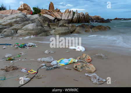 L'Asie, d'Asie, d'Asie du Sud-Est, le Vietnam, le Sud, la Province de Binh Thuan, Phan Thiet, plage polluée *** *** légende locale Banque D'Images