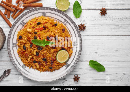 Kabsa végétarien. Ramadan l'alimentation. Kabsa est traditionnelle de la cuisine de l'Arabie saoudite. Cuisinier Kabsa avec du riz basmati, les épices, les tomates, les noix et les raisins secs. Co Banque D'Images