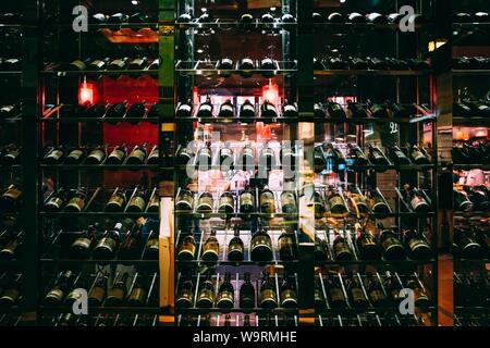 Collecte de divers alcools et spiritueux en bouteilles sur une étagère en verre Banque D'Images