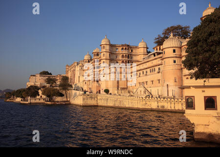 Palais de la ville et le lac Pichola juste après le coucher du soleil à Udaipur, Rajasthan, Inde Banque D'Images