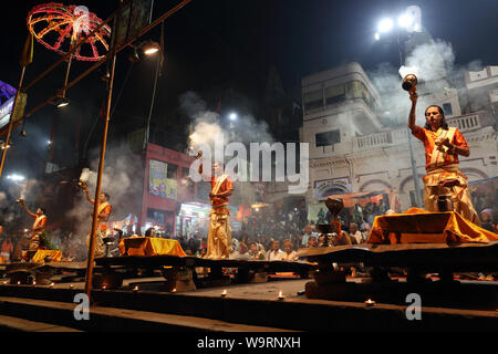 Prêtres hindous effectuer un aarti à Dashashwamedh Ghat de Varanasi, Varanasi est le plus saint des sept villes sacrées de l'Inde Banque D'Images